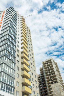 Mavi gökyüzü arka planlar üzerinde çok aileli bir evin cephe