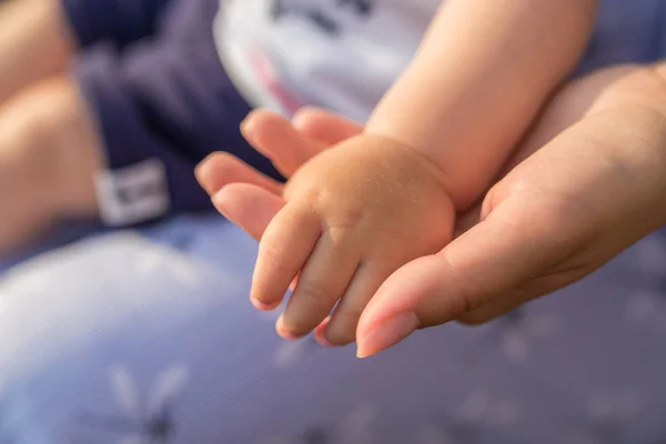 Close up mother's hand hand her baby. Love family healthcare and medical body part mother's day concept — Stock Photo, Image