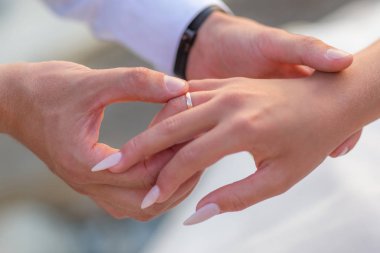 Düğünde gelinin parmağına yüzük kaymasını damat