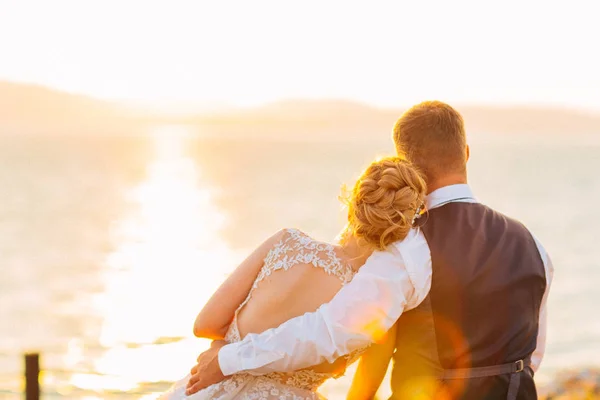 Nevěsta a ženich při západu slunce romantický ženatý pár — Stock fotografie
