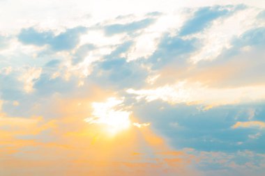 Gün batımından önce bulutlu, renkli, dramatik gökyüzü ve manzaralı tüylü güneş ışınları.