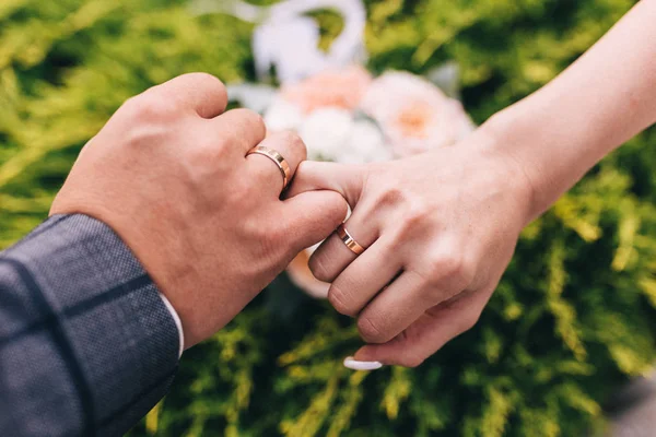 Imagem de homem e mulher com anel de casamento.Casal jovem de mãos dadas, dia do casamento cerimônia. Mãos de casal recém-casados com anéis de casamento — Fotografia de Stock