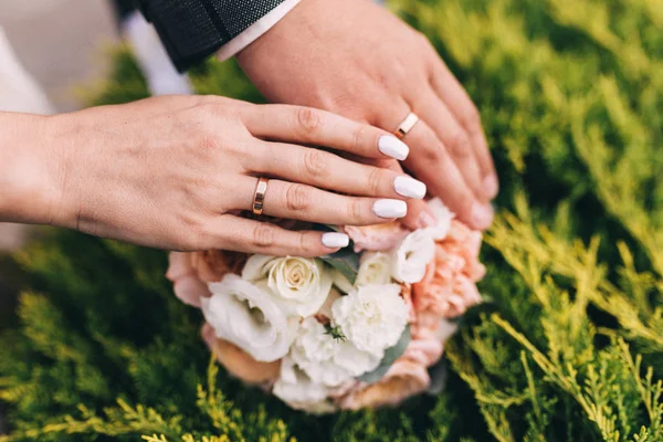 Imagem de homem e mulher com anel de casamento. Mãos de casal recém-casados com anéis de casamento — Fotografia de Stock