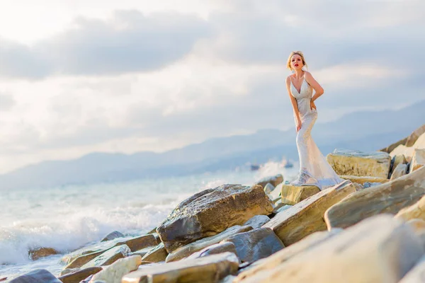 Piękna seksowna pani na plaży. Modna kobieta o smukłej idealnej sylwetce spacerująca w pobliżu morza — Zdjęcie stockowe