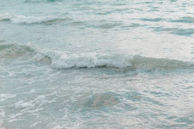 Arka plan için beyaz köpüklü soyut mavi deniz suyu, doğa arka plan kavramı