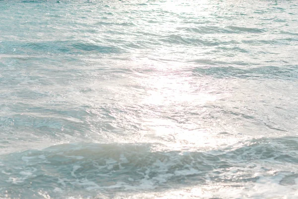 背景に白い泡の青い海の水、自然背景コンセプト — ストック写真