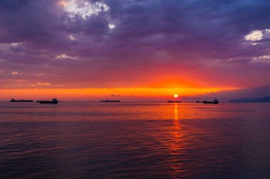 parlak, renkli günbatımı üzerinde deniz, mavi gökyüzü, zengin bulut