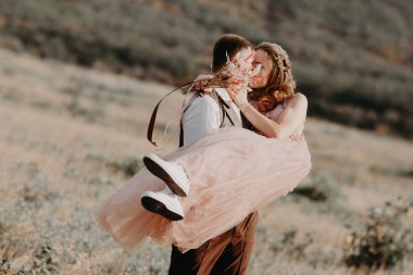 Güzel düğün çift, gelin ve damat, arka planda dağların aşık