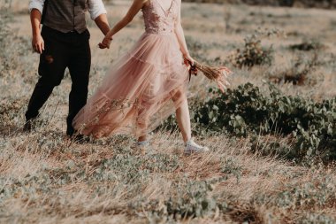 Güzel düğün çift, gelin ve damat, arka planda dağların aşık