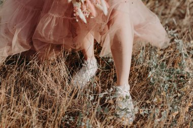 Gelin ayakkabılı, gelinlikli.