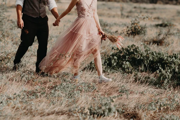 Güzel düğün çift, gelin ve damat, arka planda dağların aşık