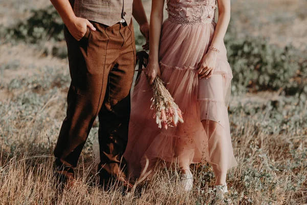 Bacaklar gelinlik, damat ayakkabı giyiyor, düğün töreninde gelin spor ayakkabıları