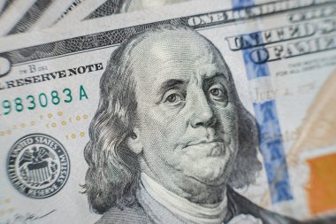 Macro, Ben Franklin 'in yüzünü US 100 dolarlık banknotla kapat.