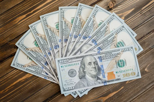 Ahşap bir arka planda dolar. Yakın plan.