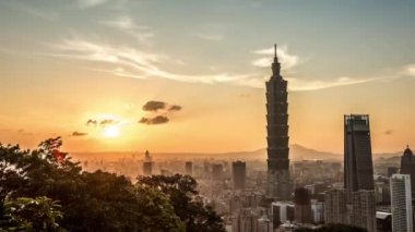 Yüksek manzara manzaralı Taipei 101 'i gün batımına göre inşa ediyor. Tayvan 'da arka planda şehir manzarası gökdeleninin zaman çizelgesi. Harika bir gün batımı ve şehir merkezinde turuncu gökyüzü...
