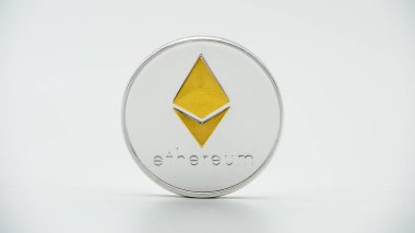 Beyaz arka planda fiziksel metal gümüş Ethereum para birimi. Et sikke