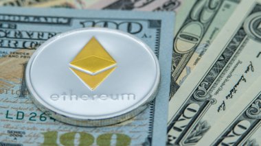 Fiziksel metal gümüş Ethereum para diferents dolar faturaları üzerinde. Eth
