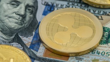 Fiziksel metal altın Ripplecoin para diferents dolar faturaları üzerinde