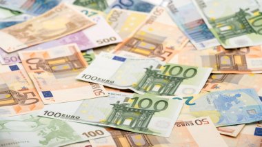 Farklı değerlerde Euro faturaları. Yüz Euro faturası