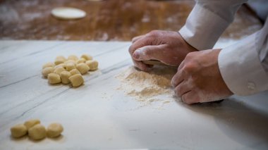 Asyalı adam Tayvan bir mutfak restoranında taze köfte yapma