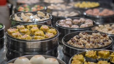 Tayvan Asya sokak gıda pazarında köfte ve shaomai satan Satıcı