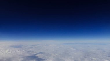 Berrak mavi gökyüzüne sahip güzel bulut manzarası. Uçak penceresinden bir görünüm.