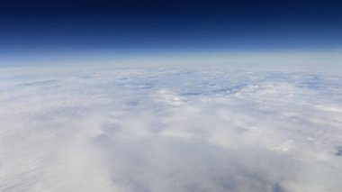 Berrak mavi gökyüzüne sahip güzel bulut manzarası. Uçak penceresinden bir görünüm.
