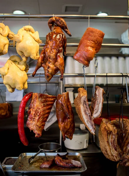 Chiński tradycyjny sklep spożywczy w Chinach. Pieczona kaczka i mięso wieprzowe — Zdjęcie stockowe