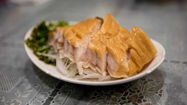 Prato de carne de tubarão fumado. Cozido em restaurante chinês em Taiwan — Fotografia de Stock