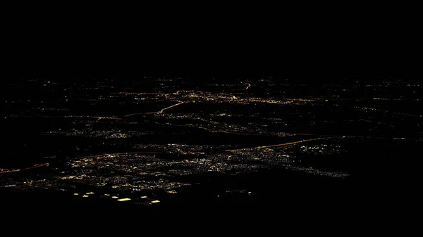Luces de carreteras Amsterdam vista superior de la ciudad desde la ventana del avión por la noche — Foto de Stock
