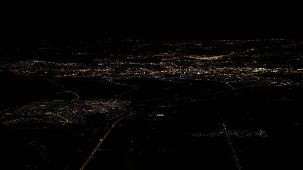 Luzes de estradas Amsterdam cidade vista superior da janela do avião à noite — Fotografia de Stock