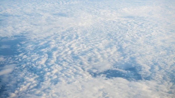 Piękny Cloudscape z jasnego błękitnego nieba. Widok z okna samolotu. — Zdjęcie stockowe