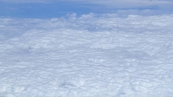 Il bellissimo paesaggio nuvoloso con cielo azzurro chiaro. Una vista dalla finestra dell'aeroplano . — Foto Stock