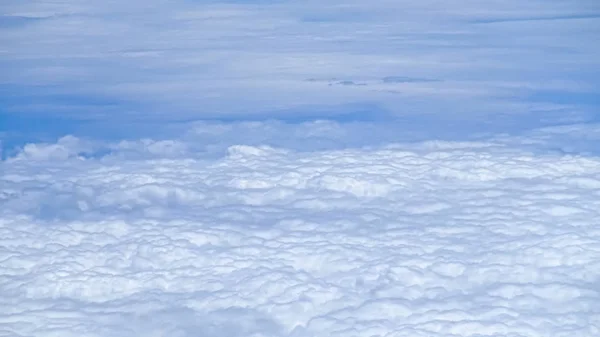 Piękny Cloudscape z jasnego błękitnego nieba. Widok z okna samolotu. — Zdjęcie stockowe