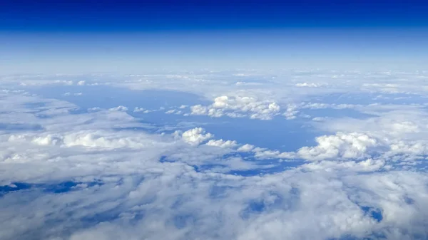 Wspaniały widok na zachmurzony krajobraz z czystym błękitnym niebem z góry. — Zdjęcie stockowe