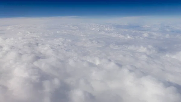 Piękny Cloudscape z jasnego błękitnego nieba. Widok z okna samolotu. — Zdjęcie stockowe