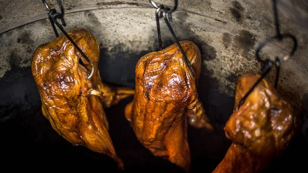 Bir Asya restoranın büyük kil fırında kavrulmuş ördek eti yakın çekim.