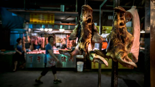 Surowe świnia twarz wiszące na haku. Tradycyjne jedzenie Selding w Taiwan Market — Zdjęcie stockowe