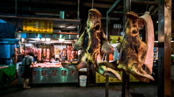 Rohes Schweinegesicht, das am Haken hängt. traditionelles Essen Selding auf taiwan-Markt — Stockfoto