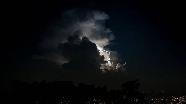 Um verdadeiro relâmpago no céu à noite. Espetacular nuvens de tempestade elétrica . — Fotografia de Stock