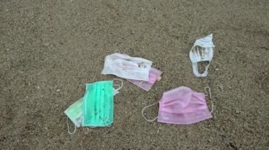 4K, COVID-19 sırasında israf. Okyanus koronavirüsüne atılmış tek kullanımlık yüz maskeleri. Çevre ve sahil plastik kirliliği. Sahildeki çöpler okyanusların sağlığını tehdit ediyor.