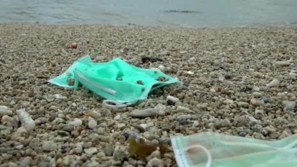 Avfall Covid Kasseras Till Ocean Coronavirus För Engångsbruk Ansiktsmasker Plastföroreningar — Stockvideo