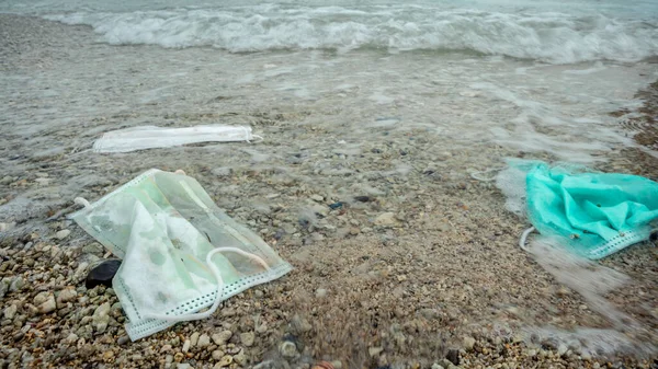 Coronavirus Vervuilt Het Milieu Golven Spoelen Oud Gebruikt Medisch Masker — Stockfoto