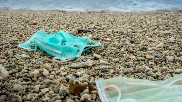 Covid 19期间的废物 被丢弃到海洋珊瑚的单一用途口罩中 环境和海岸塑料污染 海滩上的垃圾威胁着海洋的健康 — 图库照片