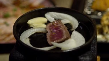Lezzetli kızarmış biftek Gyukatsu. İçinde Panko ve Katsu usulü kızarmış biftek var. Restoranda Japon yemeği. Dan.