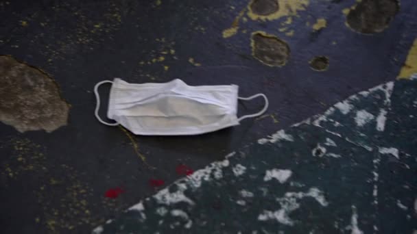 Medizinische Gesichtsmaske Auf Dem Boden Auf Der Straße Unsachgemäße Entsorgung — Stockvideo