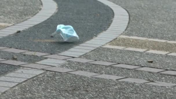 Mouvement Lent Masque Médical Voler Avec Vent Sur Sol Dans — Video