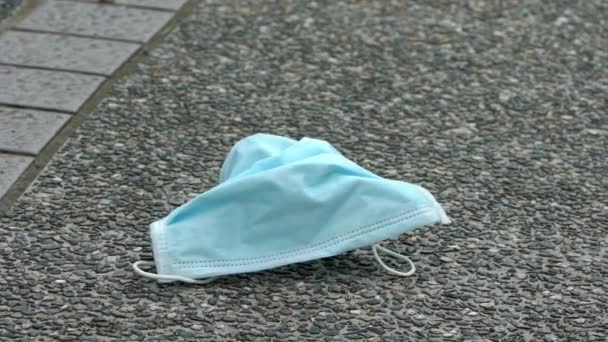 医疗面罩运动缓慢 随风飘扬在街上 丢失的一次性口罩 以保护考文19 Dan — 图库视频影像