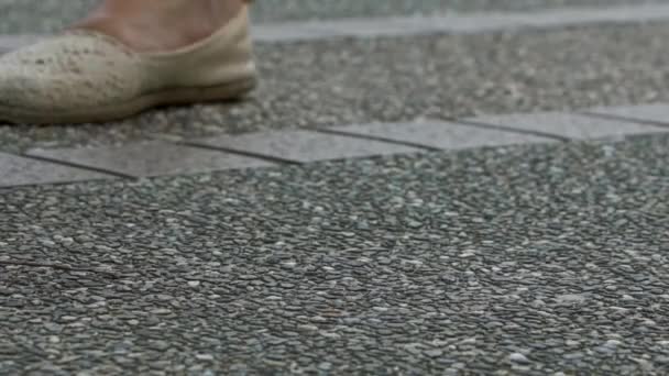 Mouvement Lent Masque Médical Tombe Sol Dans Rue Masque Jetable — Video