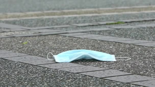 Movimiento Lento Mujer Caminando Sobre Una Mascarilla Médica Calle Del — Vídeos de Stock